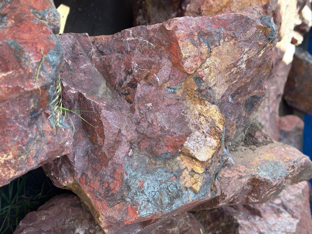 Камни для ландшафтного дизайна красно-фиолетовые 10-60 килограмм купить в Сатке