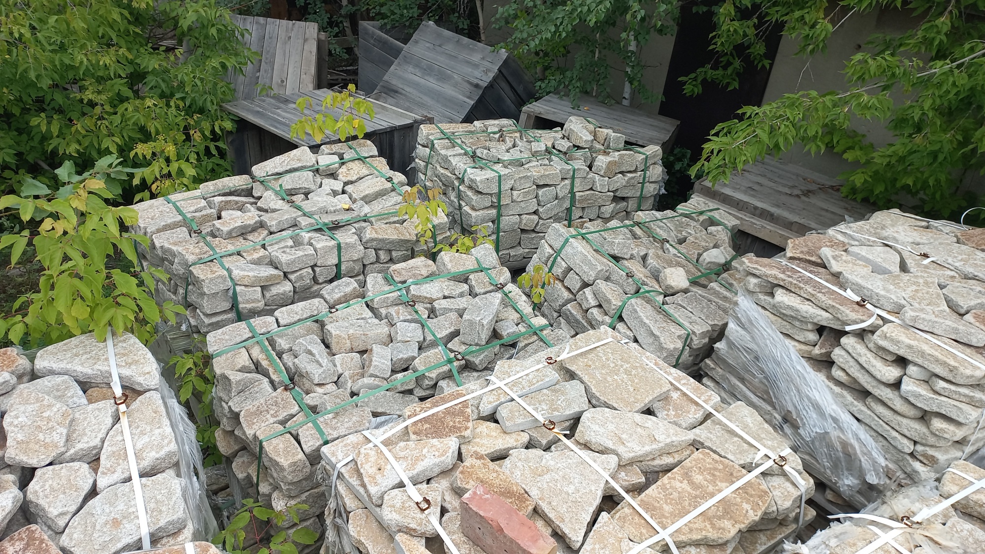 Плитняк галтованный гранитный для ландшафтного дизайна купить в Сатке