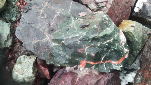 Гигантские зелёные валуны для ландшафтного дизайна весом более 5 тонн купить в Сатке