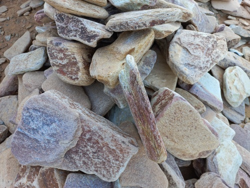 Златолит жёлтый, жёлто-зелёный глыбки и валуны для ланшафтного дизайна купить в Сатке