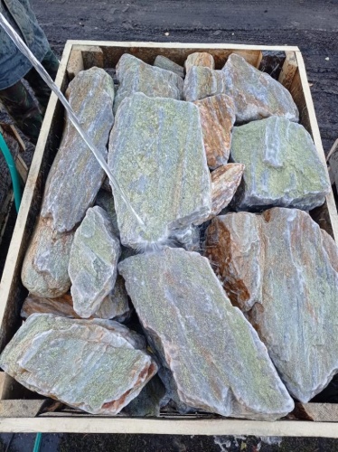 Златолит жёлтый, жёлто-зелёный глыбки и валуны для ланшафтного дизайна купить в Сатке