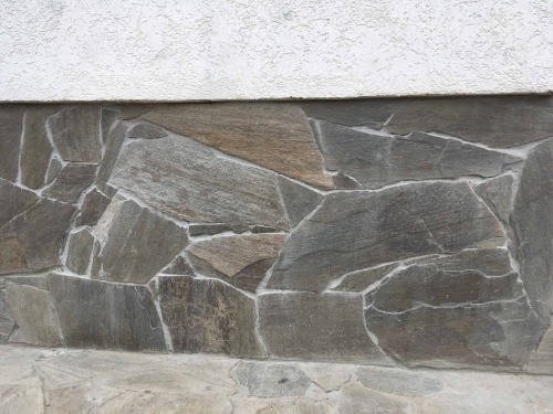 Плитняк златолит Уральский для цоколя, отмостки купить в Сатке