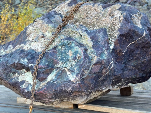 Огромные красно-фиолетовые валуны для ландшафтного дизайна весом более 5 тонн купить в Сатке