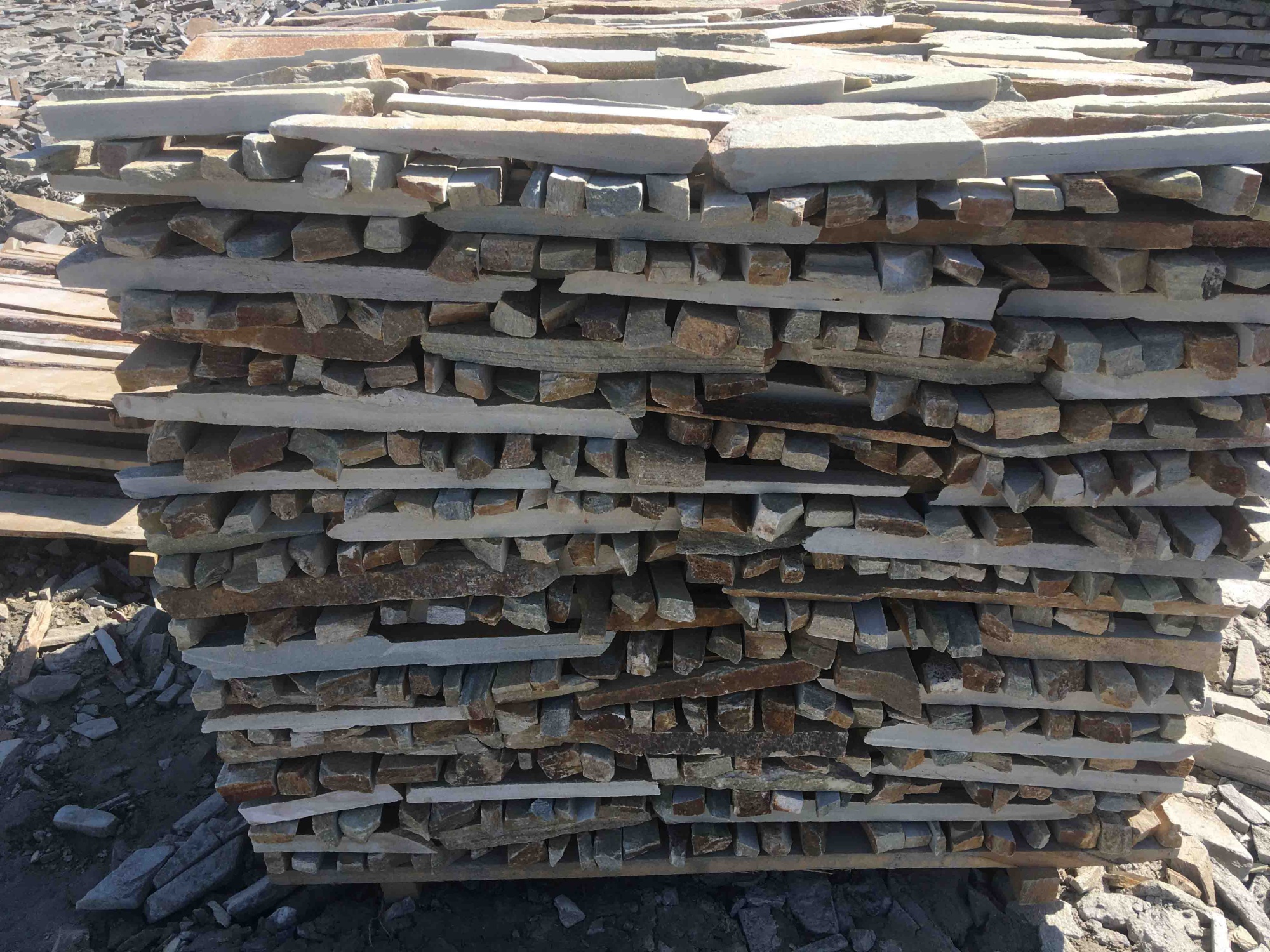 Горбушка златолит золотистый для облицовки купить в Сатке