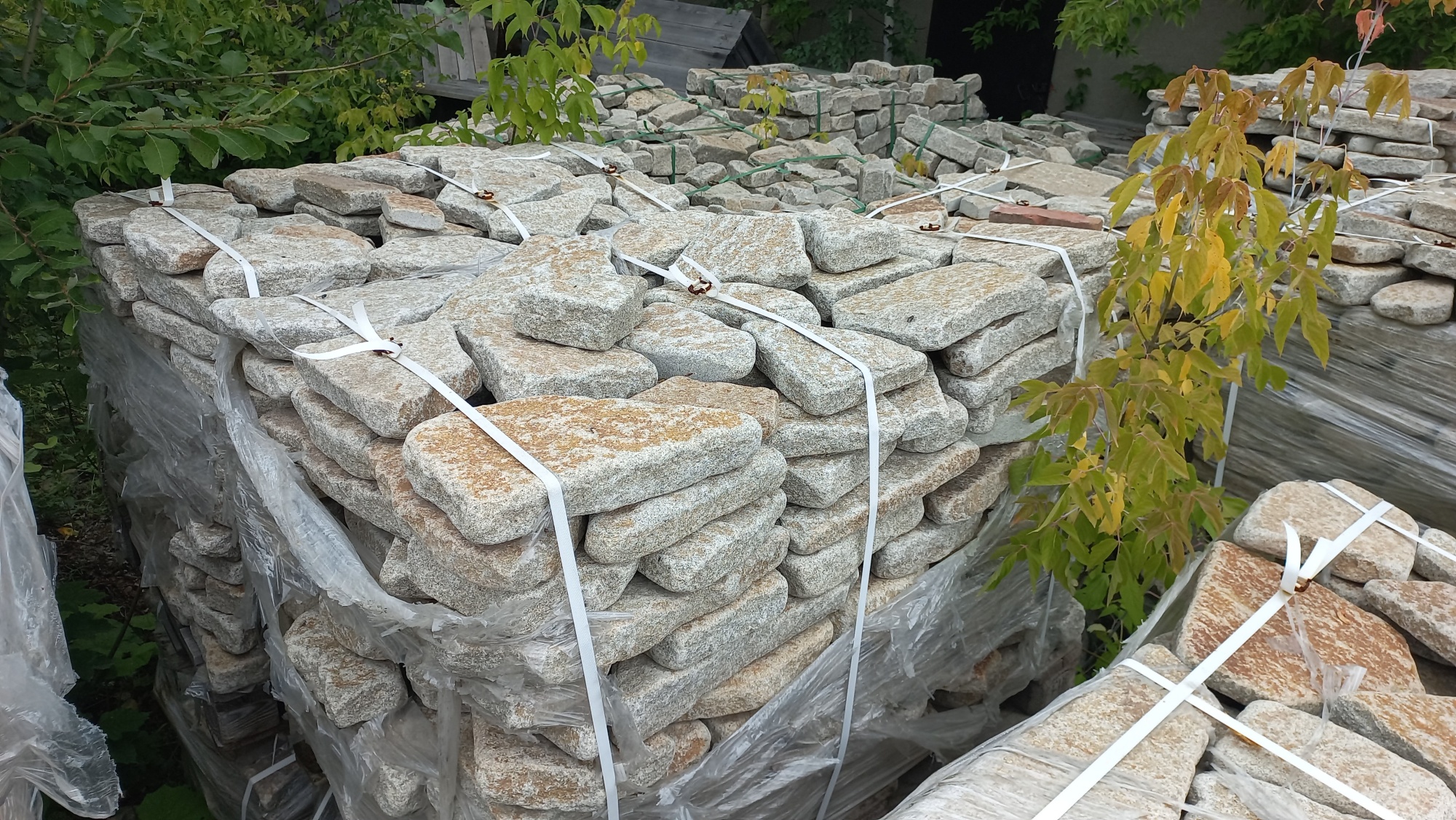 Плитняк галтованный гранитный для ландшафтного дизайна купить в Сатке