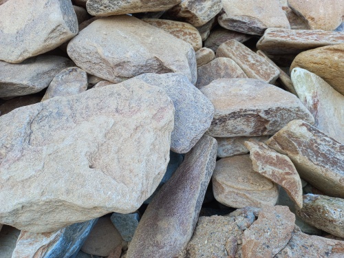 Златолит жёлтый, жёлто-зелёный глыбки и валуны для ланшафтного дизайна купить в Сатке