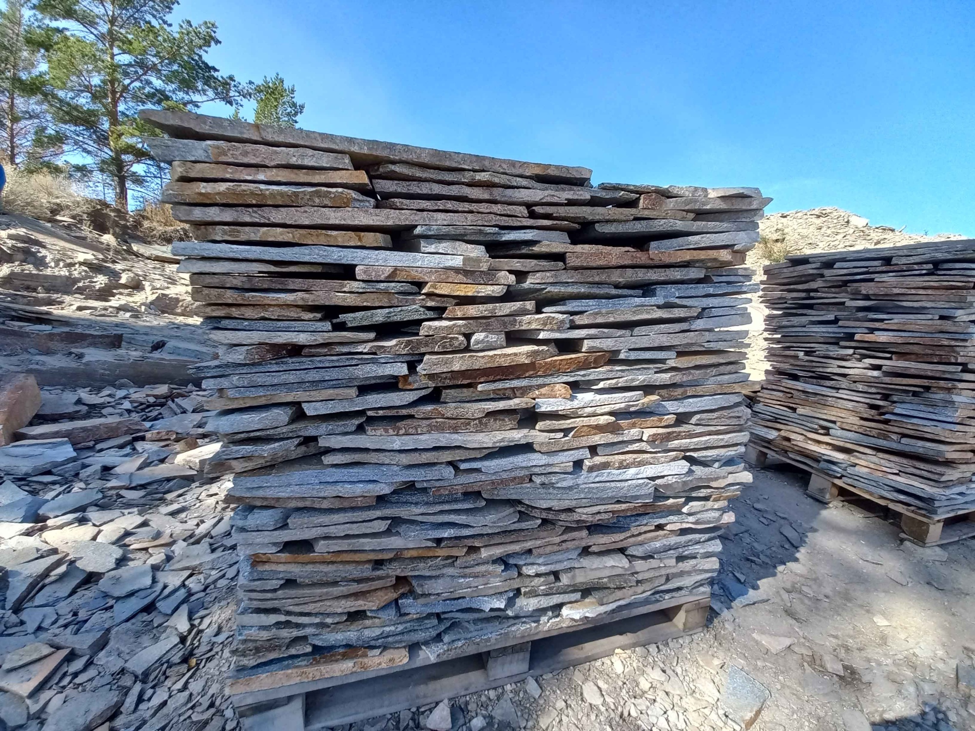 Плитняк златолит серебристый для фасада купить в Сатке