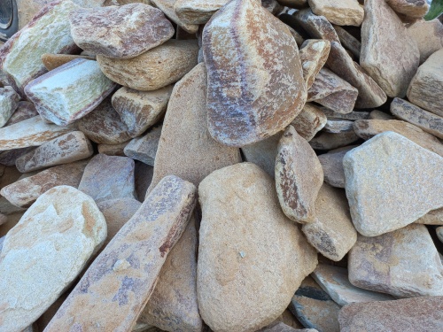 Златолит жёлтый, жёлто-зелёный глыбки и валуны для ланшафтного дизайна купить в Сатке