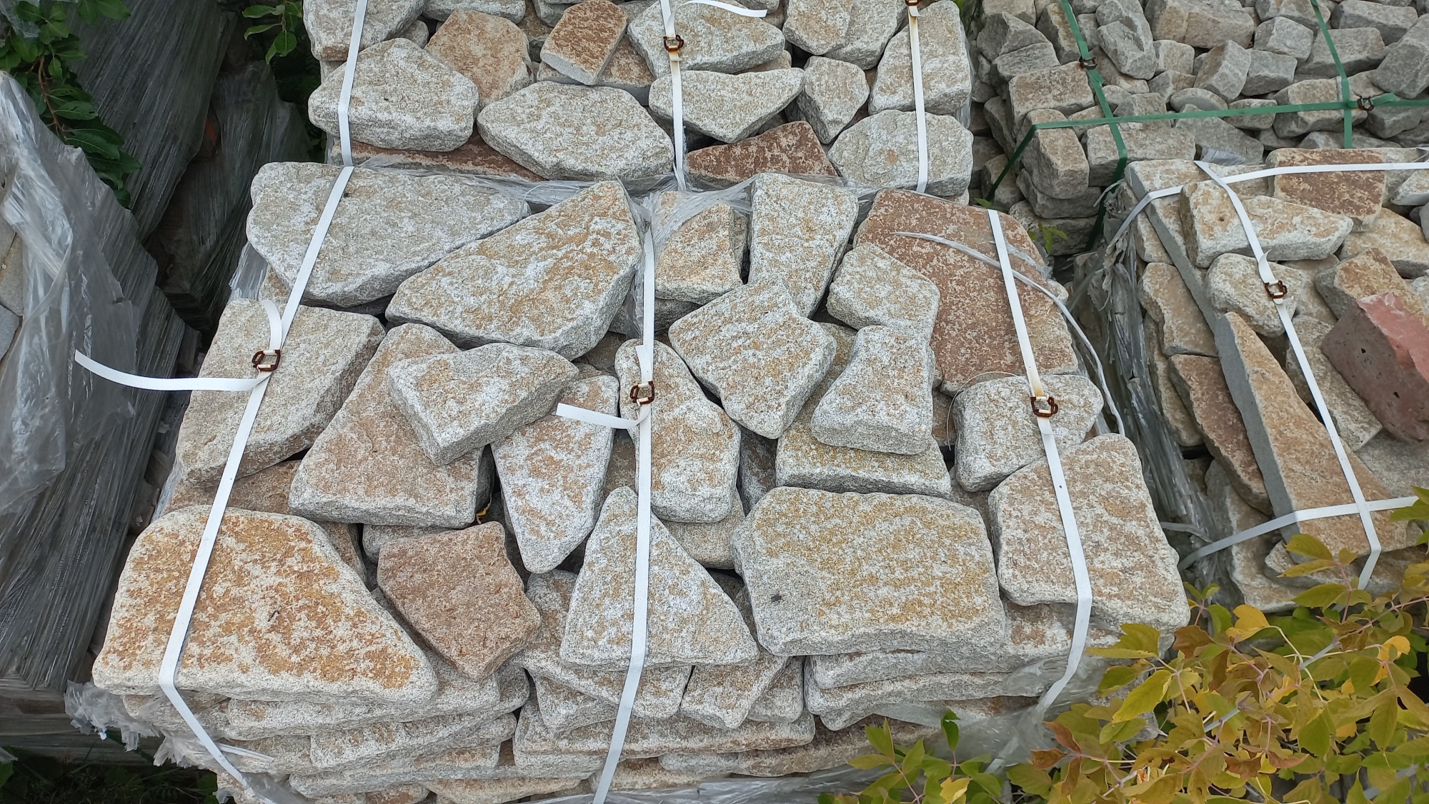 Плитняк галтованный гранитный для ландшафтного дизайна купить в Сатке