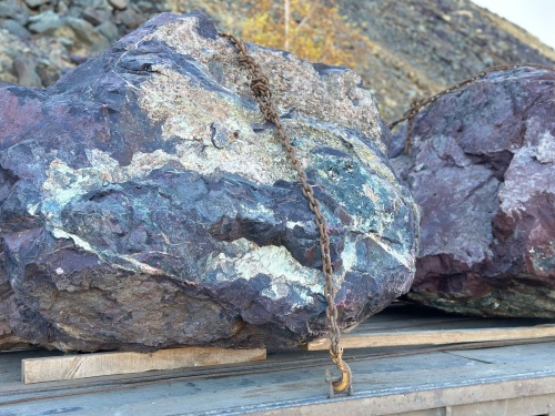 Огромные красно-фиолетовые валуны для ландшафтного дизайна весом более 5 тонн купить в Сатке