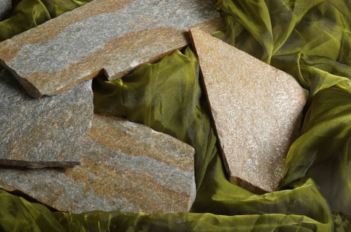 Плитняк златолит Уральский для цоколя, отмостки купить в Сатке