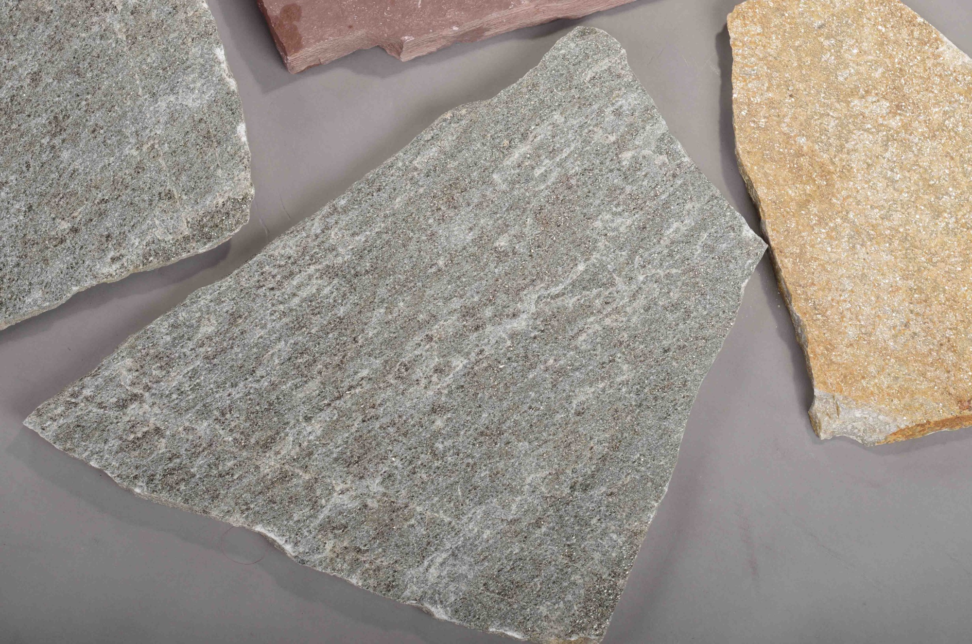 Плитняк златолит Уральский для цоколя, отмостки купить в Сатке