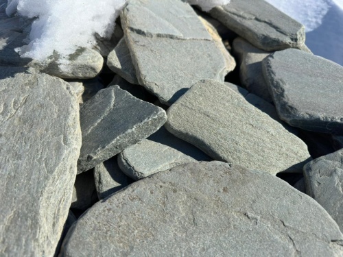 Плитняк златолит зелёный галтованный для цоколя купить в Сатке