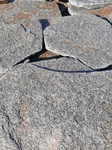 Златолит серебристый галтованный для лестниц купить в Сатке