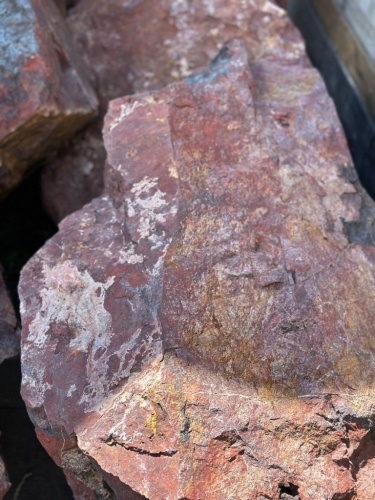 Валуны ландшафтные красно-фиолетовые
